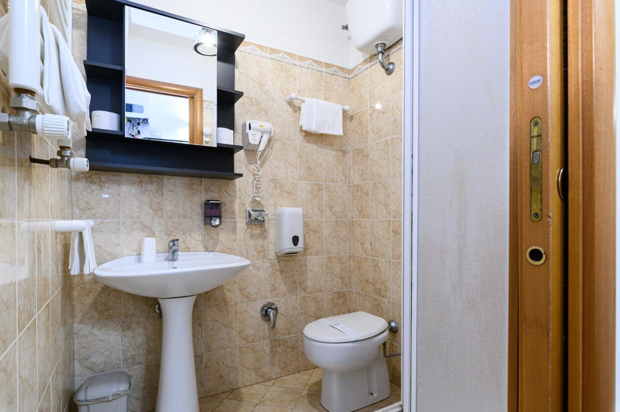 רומא Apartment Julia Guesthouse מראה חיצוני תמונה